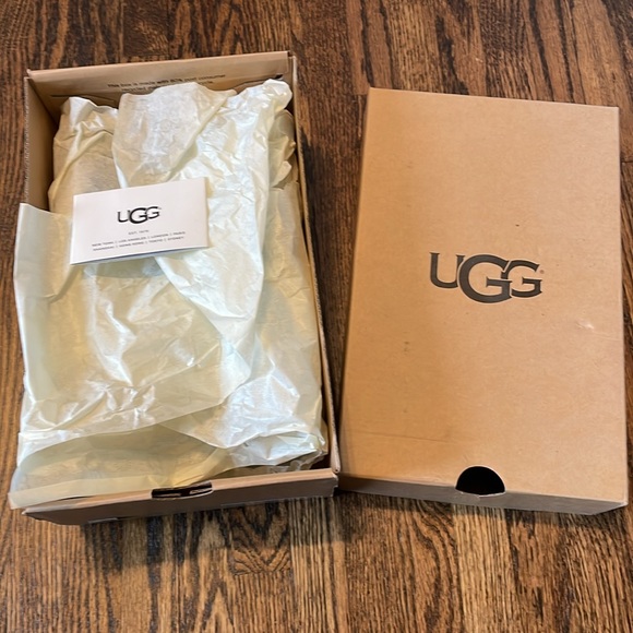 Fun comfy UGG Ricci, black slip-on sneakers. Fuzzy on the outside. Size 7 1/2. - Picture 6 of 7